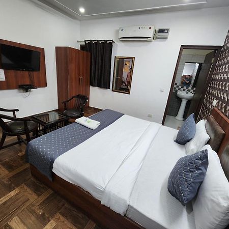 Hotel Naveen New Delhi Exterior photo
