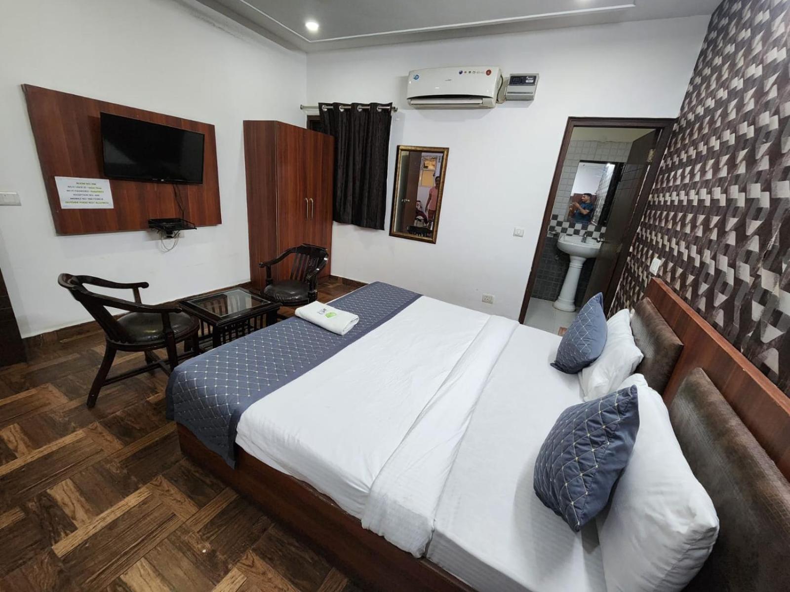 Hotel Naveen New Delhi Exterior photo