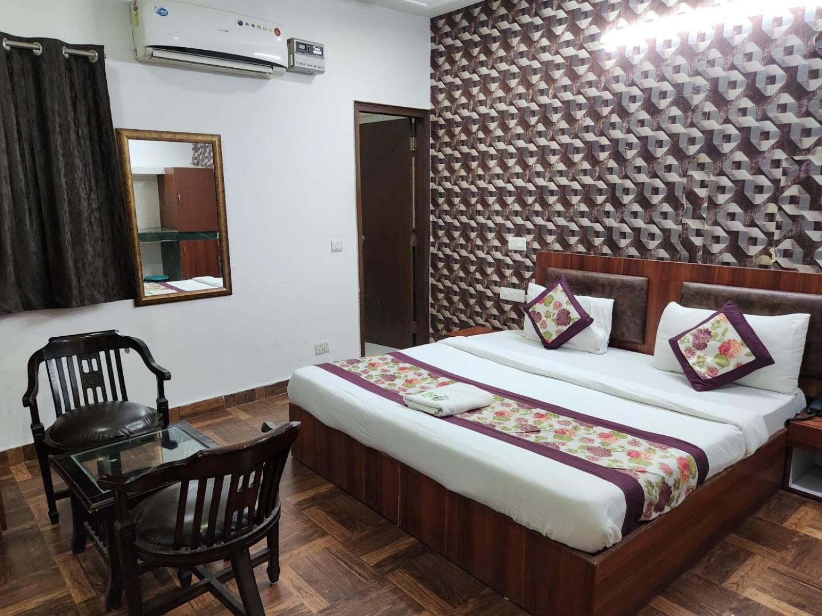 Hotel Naveen New Delhi Exterior photo