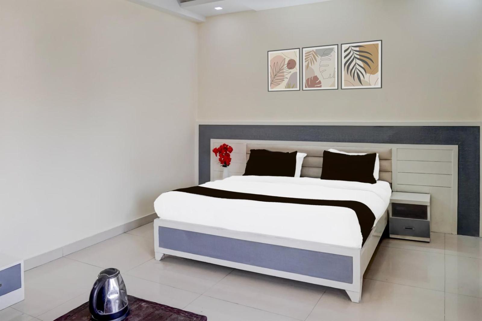 Hotel Naveen New Delhi Exterior photo